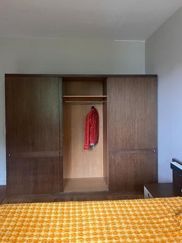 Vintage kleerkast beschikbaar voor biedingen