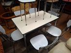 Formica 1970 Table blanche 6 chaises + 2 tabourets, Antiquités & Art, Enlèvement ou Envoi