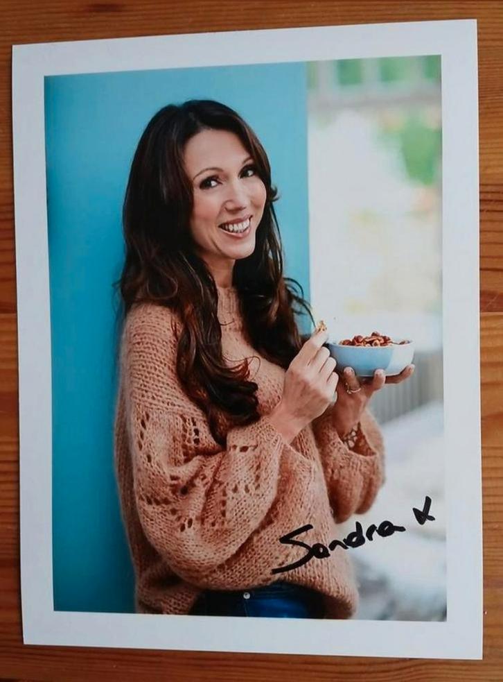 Gesigneerde foto van Sandra Bekkari., Verzamelen, Muziek, Artiesten en Beroemdheden, Nieuw, Gesigneerd, Verzenden