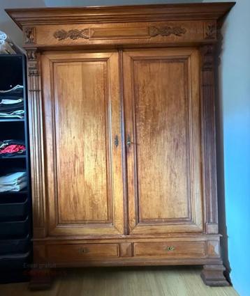 Oude kledingkast/lingerie „Lion's Head” beschikbaar voor biedingen