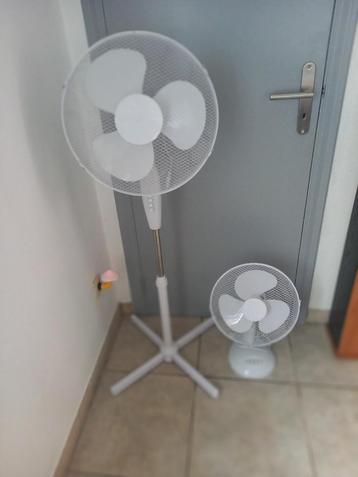 2 ventilateurs un grand et un petit sur table etat neuf