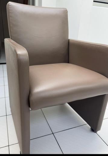 4 leren stoelen beschikbaar voor biedingen