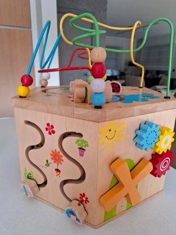 Houten activiteiten  spel.  beschikbaar voor biedingen