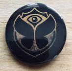 Tomorrowland badge met zwarte vlinderspeld, Ophalen of Verzenden, Zo goed als nieuw