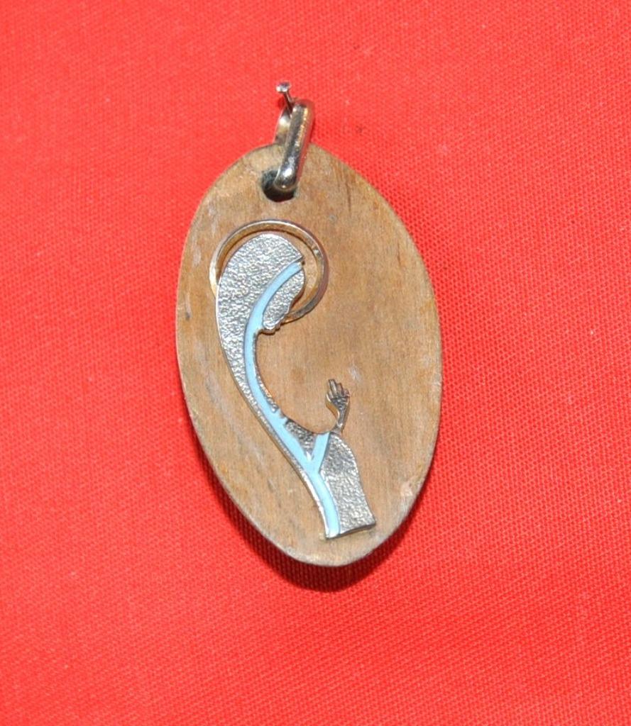 medaille religieuse ovale bois et metal (x2016), Enlèvement ou Envoi, Utilisé, Bijoux, Christianisme | Catholique