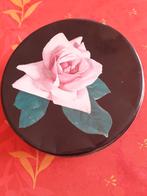 Jolie boîte métallique vintage de couleur noir avec sa rose, Utilisé, Enlèvement ou Envoi