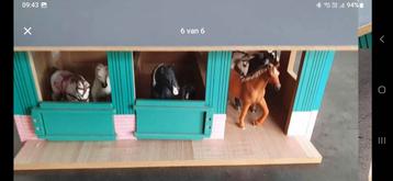 Schleich paardenstal met 7 paarden en 2 ruiters beschikbaar voor biedingen