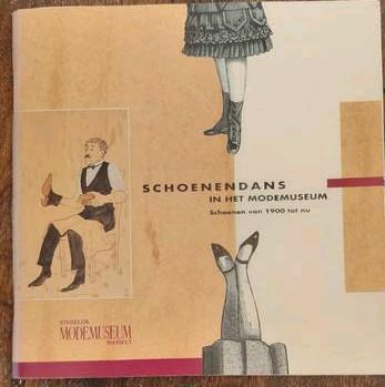 Schoenendans in het Modemuseum  beschikbaar voor biedingen