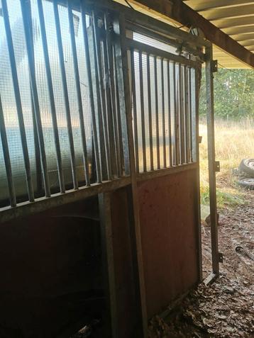 Gegalvaniseerde Voor wand met schuifdeur voor paardenstal  beschikbaar voor biedingen