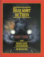 DAAR KOMT DE TREIN - MARIE-ANNE ASSELBERGHS, Comme neuf, Livre ou Revue, Enlèvement ou Envoi, Train