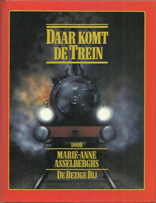 DAAR KOMT DE TREIN - MARIE-ANNE ASSELBERGHS, Collections, Trains & Trams, Comme neuf, Train, Enlèvement ou Envoi