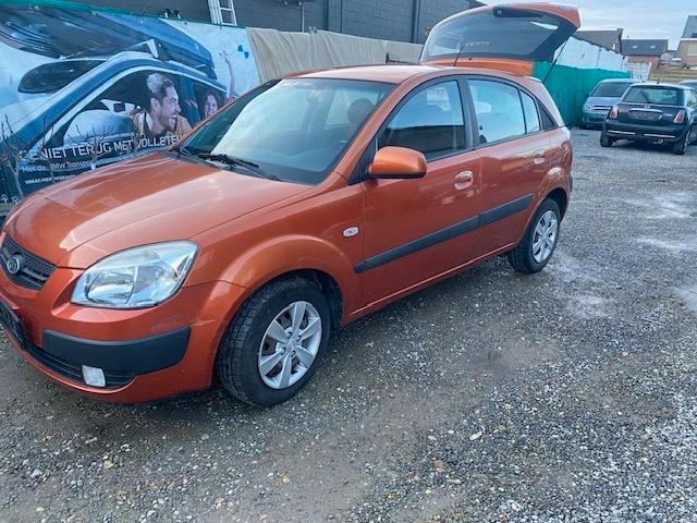 Kia Rio 1.4 essence Climatiseur, Autos, Kia, Entreprise, Rio, ABS, Air conditionné, Capteur de lumière, Peinture métallisée, Anti démarrage