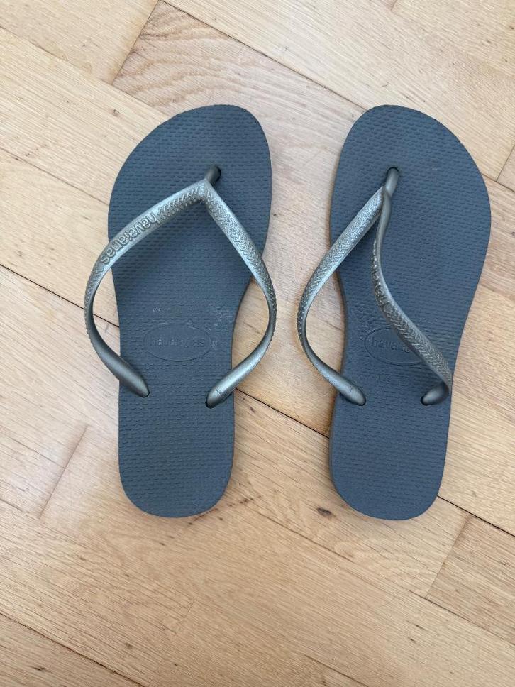 Havaianas slippers meisje zilver grijs 35/36 in goede staat, Enfants & Bébés, Vêtements enfant | Chaussures & Chaussettes, Comme neuf