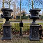 Antieke Franse gietijzeren bloempoten op sokkel zwart, Tuin en Terras, Ophalen of Verzenden, Zo goed als nieuw