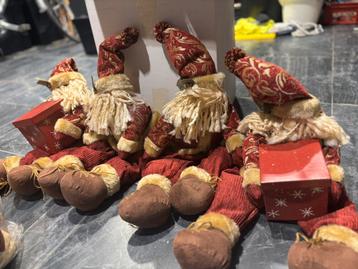 Kerstmannetjes en zittende poppen versiering beschikbaar voor biedingen