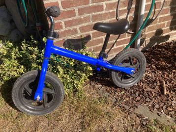 Blauw loopfietsje beschikbaar voor biedingen