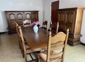Massief houten eetkamer meubelen, in perfecte staat beschikbaar voor biedingen
