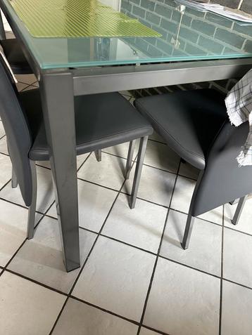Mooie eettafel met glazen blad. Inclusief 4 mooie stoelen. beschikbaar voor biedingen
