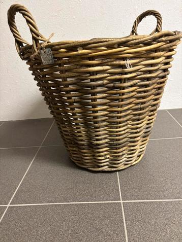 Rotan kerstboommand beschikbaar voor biedingen