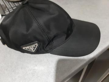 Prada pet, Enlèvement ou Envoi, Casquette
