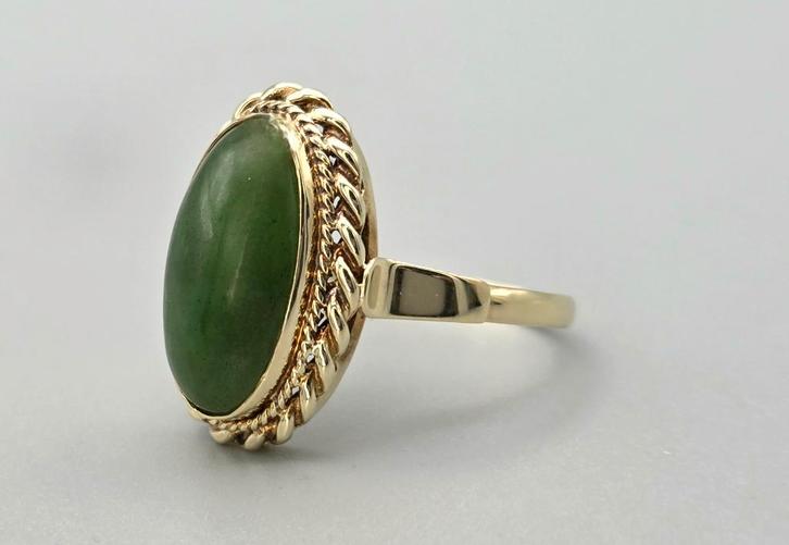 Gouden Vintage ring met jade. 2025/831., Handtassen en Accessoires, Ringen, Zo goed als nieuw, Dame, 17 tot 18, Groen, Goud, Met edelsteen