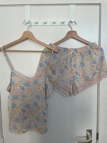 Pyjamaset met bloemen van Primark beschikbaar voor biedingen