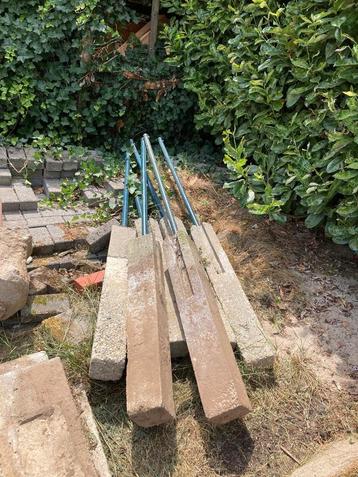 Palen en draad voor tuinafscheiding beschikbaar voor biedingen