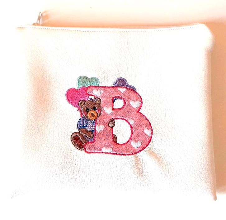 Trousse de toilette avec ourson et lettre., Enfants & Bébés, Enfants & Bébés Autre, Neuf, Enlèvement ou Envoi