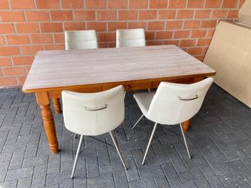 Tafel met 4 stoelen  beschikbaar voor biedingen
