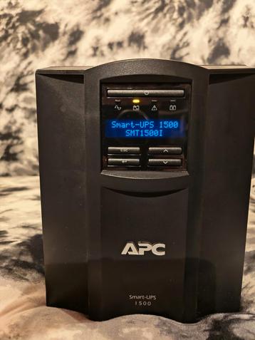 UPS APC SMT 1500I. COMME NEUVE AVEC NOUVELLES BATTERIES AGM beschikbaar voor biedingen