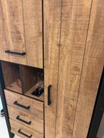 Mooie harde houten kast met metalen zwarte randen te koop, Huis en Inrichting, Ophalen, Zo goed als nieuw