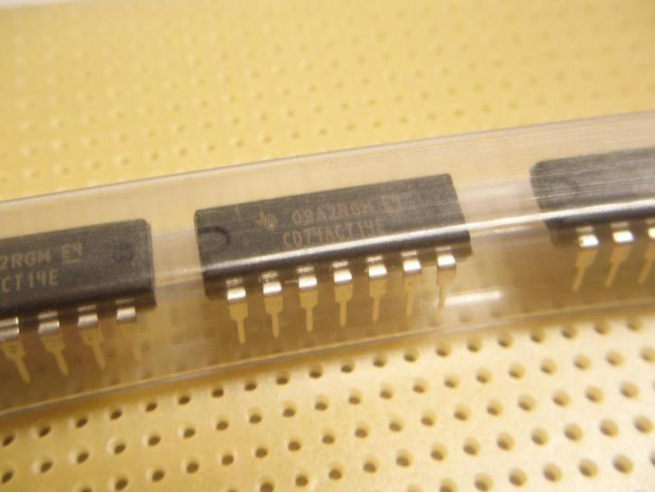 CD74ACT14E – Hex Schmitt Trigger Inverter-geïntegreerd circ., Hobby en Vrije tijd, Elektronica-componenten, Nieuw, Verzenden