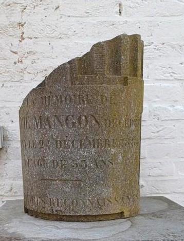 Ornament eeuwenoud massieve steen beschikbaar voor biedingen