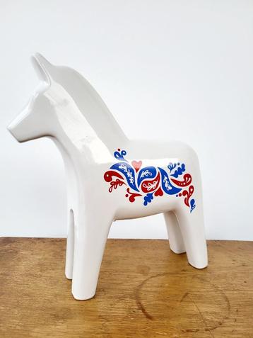 Cheval Dala vintage en céramique Ikea, design bleu et rouge,