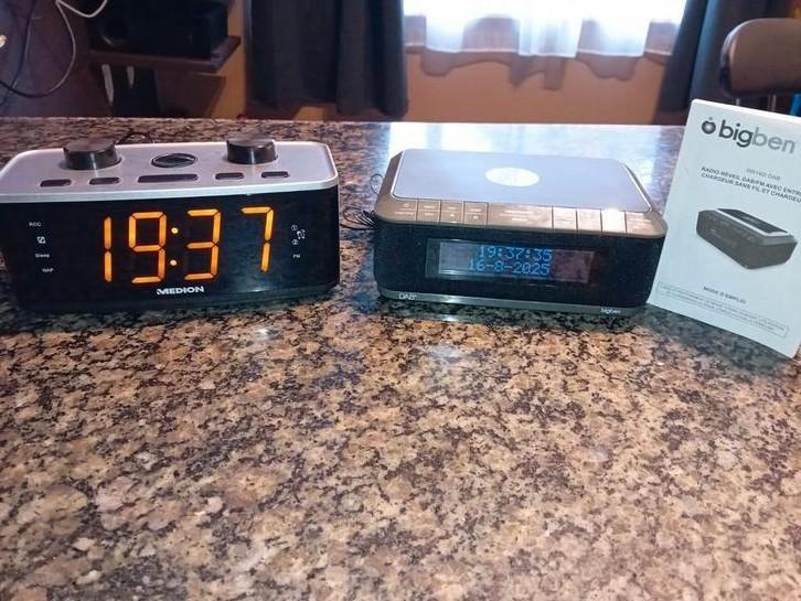 Deux RADIOS-RÉVEILS, Elektronische apparatuur, Wekkers, Zo goed als nieuw, Digitaal, Ophalen