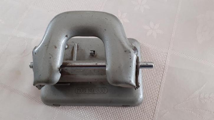 MOD vintage perforator. NR 330, Diversen, Schoolbenodigdheden, Gebruikt, Ophalen of Verzenden