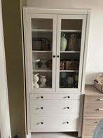 Hemnes vitrinekast, Huis en Inrichting, Kasten | Buffetkasten, Ophalen, Zo goed als nieuw