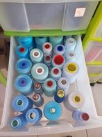 Grote  tuiten garen in verschillende kleuren in kastjes, Ophalen, Zo goed als nieuw