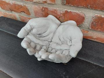 gevouwen handen in beton beschikbaar voor biedingen