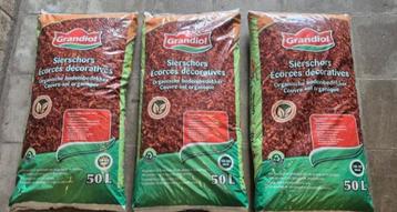 Sierschors, rood, 3 ongebruikte zakken v 50liter beschikbaar voor biedingen