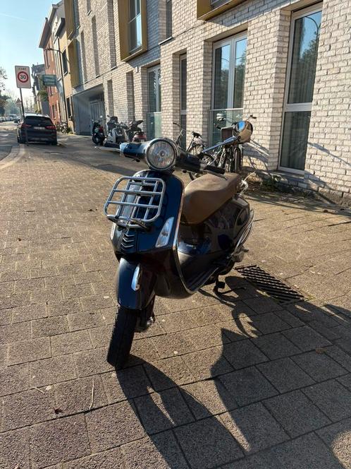 Vespa primavera B klasse, Vélos & Vélomoteurs, Scooters | Vespa, Comme neuf, Essence, Enlèvement