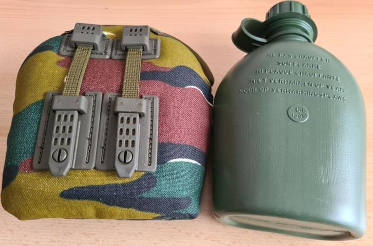 Drinkbus met houder in camouflage of kaki kleur, Verzamelen, Militaria | Algemeen, Landmacht, Overige typen, Ophalen of Verzenden