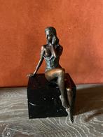 Bronzen beeld halfnaakte vrouw op marmer, Enlèvement