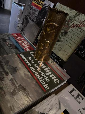 Collection de livres de guerre et veritable obus  beschikbaar voor biedingen