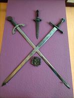 Twee zwaarden, een dolk en een wapenschild., Antiek en Kunst, Ophalen