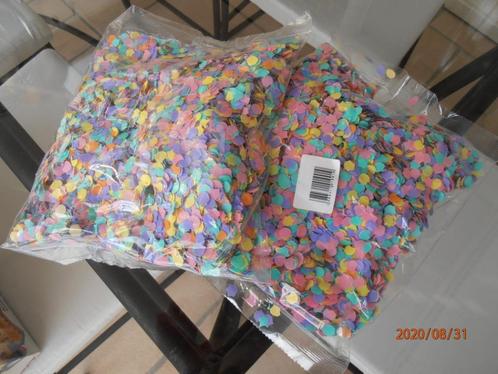 2 sachets de confettis multicolores en papier (200 gr), Hobby & Loisirs créatifs, Articles de fête, Comme neuf, Article de fête