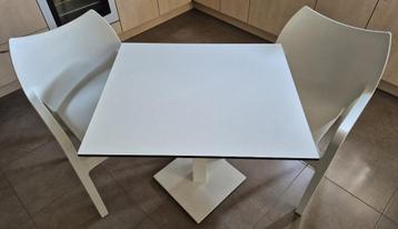 Witte tuintafel met 2 witte stoelen beschikbaar voor biedingen