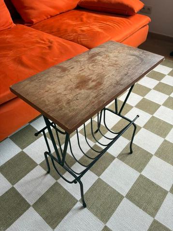Vintage bijzettafel beschikbaar voor biedingen