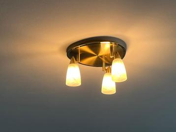2 plafond-lampen telkens met 3 spotjes beschikbaar voor biedingen