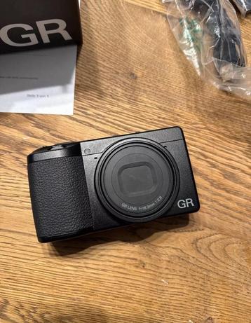 Nieuwstaat Ricoh GR III HDF 2024 Digitale Compact Camera  beschikbaar voor biedingen